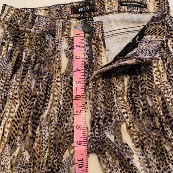 BDG Ladies High rise cigarette ankle animal snake print jeans Size 25 VV… - Picture 7 of 9